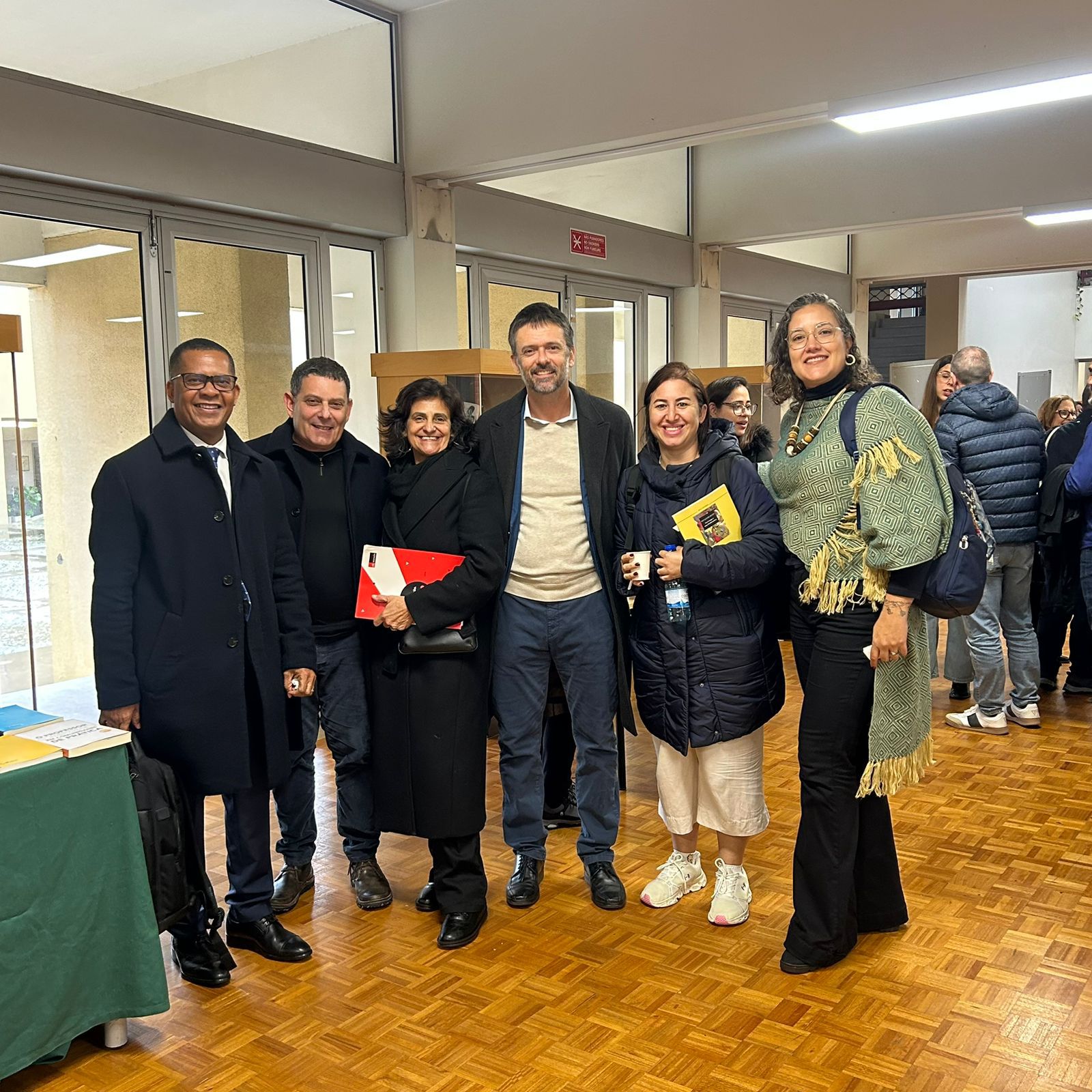 Foto da professora Márcia Ambrósio com coordenadores do evento e outros(as) docentes.